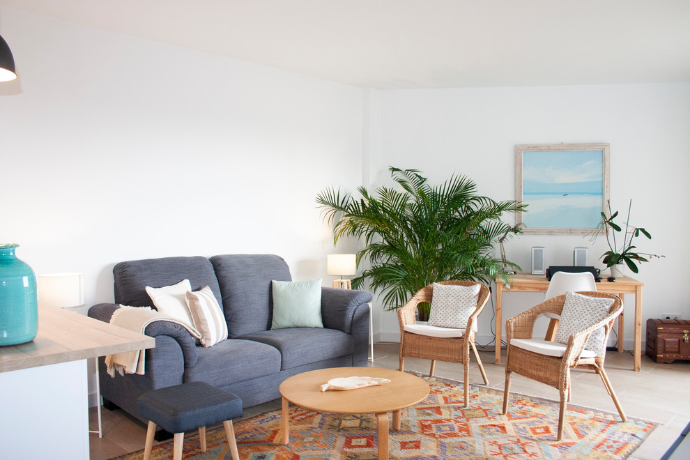 Immagine di un piccolo soggiorno scandinavo aperto con pareti bianche, pavimento in gres porcellanato e pavimento beige