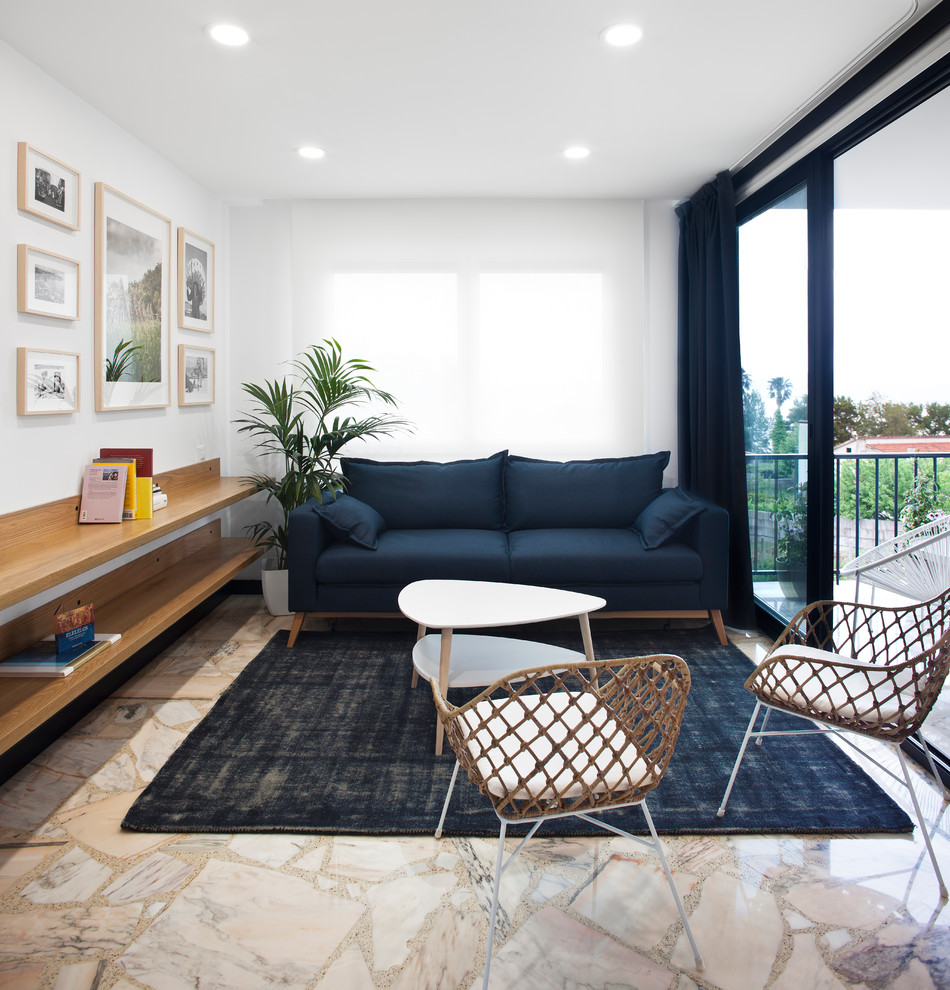 Foto di un soggiorno contemporaneo chiuso con sala formale, pareti bianche, pavimento in marmo e pavimento beige