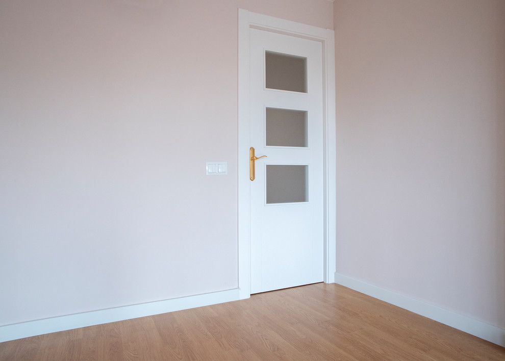 Modelo de salón cerrado actual de tamaño medio sin chimenea con paredes beige, suelo de madera en tonos medios y suelo marrón