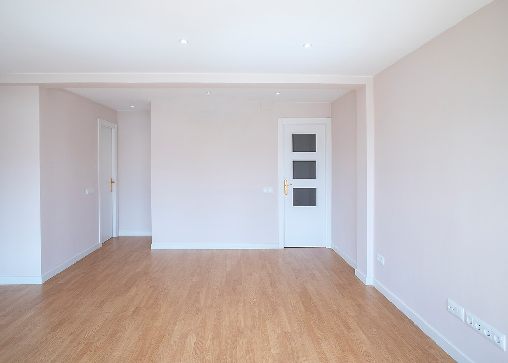 Diseño de salón cerrado actual de tamaño medio sin chimenea con paredes beige, suelo de madera en tonos medios y suelo marrón