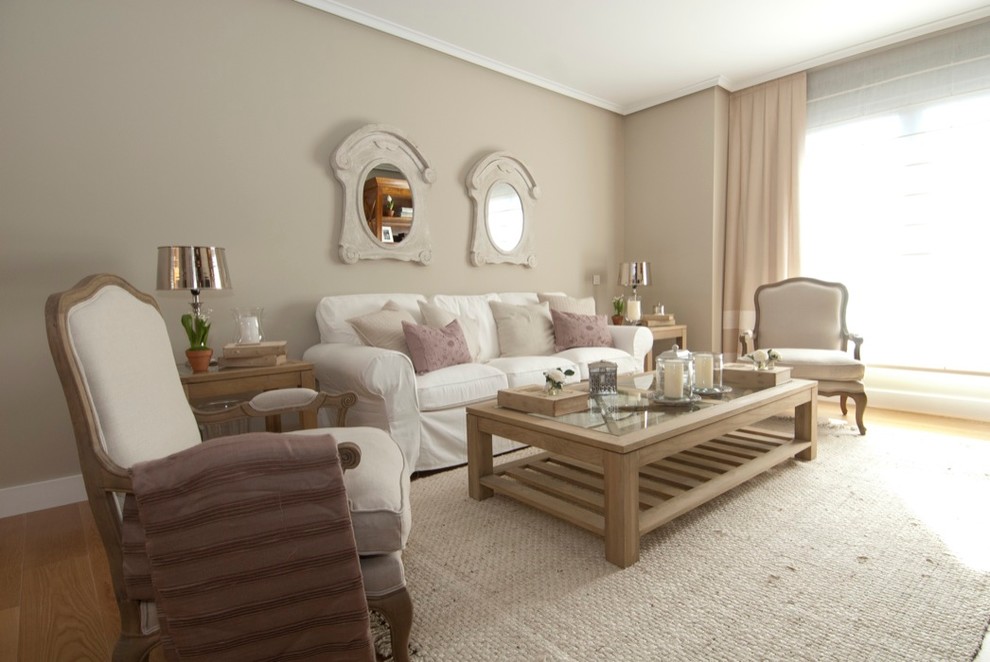 Modelo de salón abierto clásico renovado de tamaño medio con paredes beige y suelo de madera en tonos medios