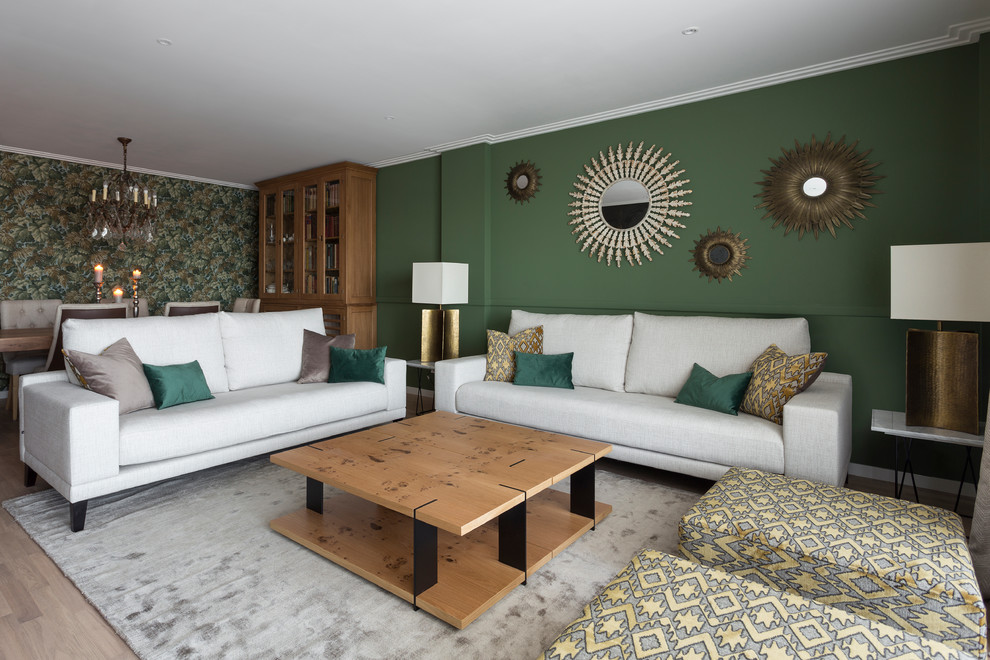 Idee per un grande soggiorno design aperto con pareti verdi, parquet chiaro e pavimento beige