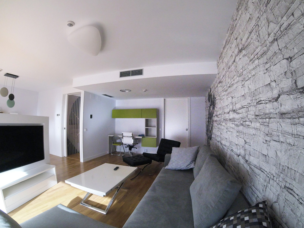 Immagine di un soggiorno contemporaneo di medie dimensioni e aperto con sala formale, pareti bianche, pavimento in legno massello medio, nessun camino e TV a parete