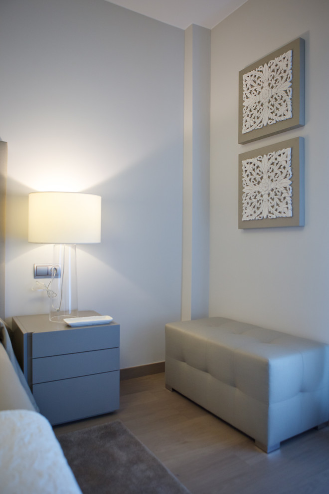 Mittelgroßes, Abgetrenntes Modernes Wohnzimmer mit grauer Wandfarbe, braunem Holzboden und beigem Boden in Valencia
