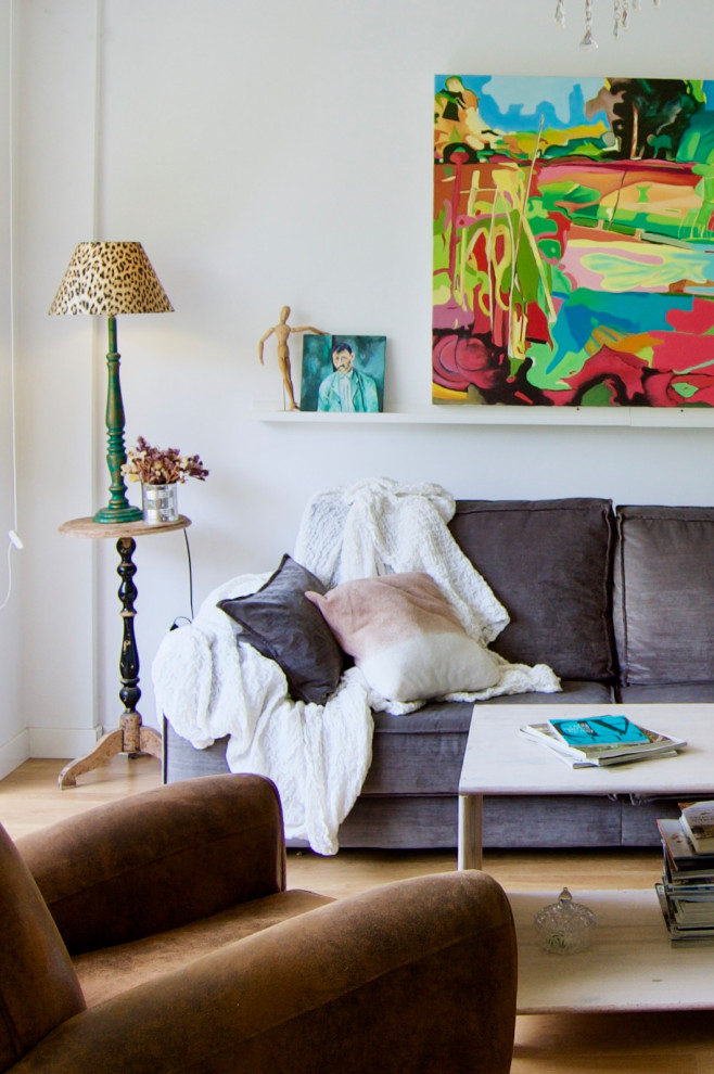 Offenes, Mittelgroßes Stilmix Wohnzimmer mit Hausbar, weißer Wandfarbe, Laminat, TV-Wand und braunem Boden in Malaga