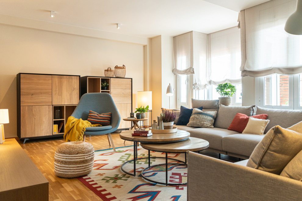 Esempio di un soggiorno design con pareti bianche, pavimento in legno massello medio e pavimento marrone