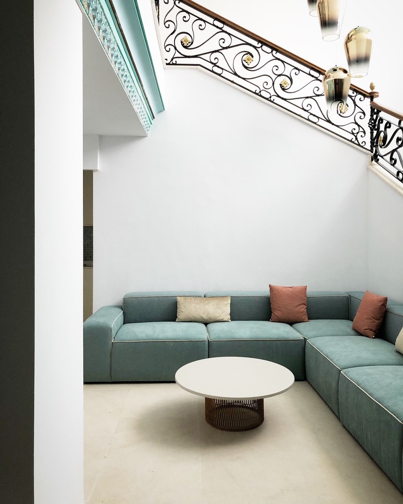 Repräsentatives, Offenes Modernes Wohnzimmer mit weißer Wandfarbe und beigem Boden in Malaga