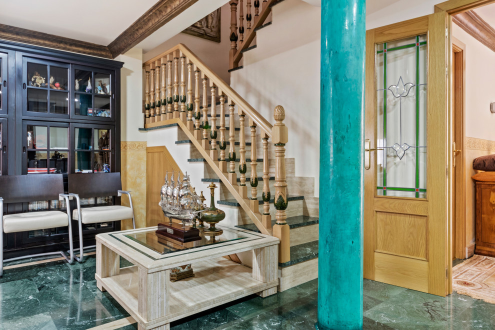 Inspiration för stora klassiska separata vardagsrum, med beige väggar, marmorgolv, en inbyggd mediavägg och grönt golv