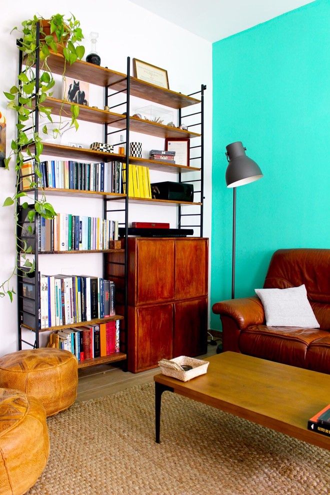 Идея дизайна: открытая гостиная комната среднего размера в стиле ретро с зелеными стенами, полом из ламината и коричневым полом без камина, телевизора