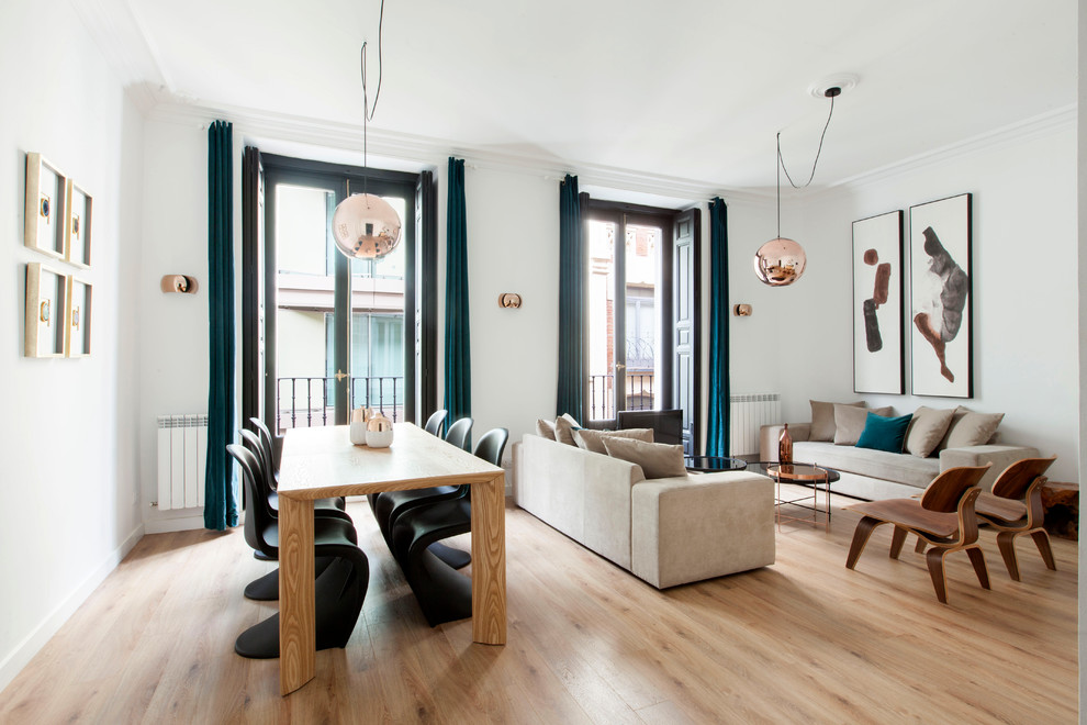 Großes, Repräsentatives, Fernseherloses, Offenes Modernes Wohnzimmer ohne Kamin mit weißer Wandfarbe und braunem Holzboden in Madrid