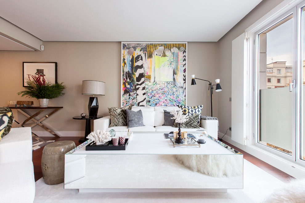 Offenes, Mittelgroßes, Repräsentatives, Fernseherloses Eklektisches Wohnzimmer ohne Kamin mit grauer Wandfarbe und braunem Holzboden in Madrid