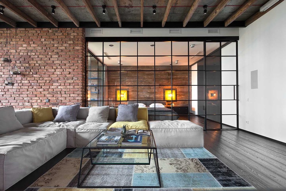 Свежая идея для дизайна: открытая гостиная комната в стиле лофт с белыми стенами и коричневым полом - отличное фото интерьера
