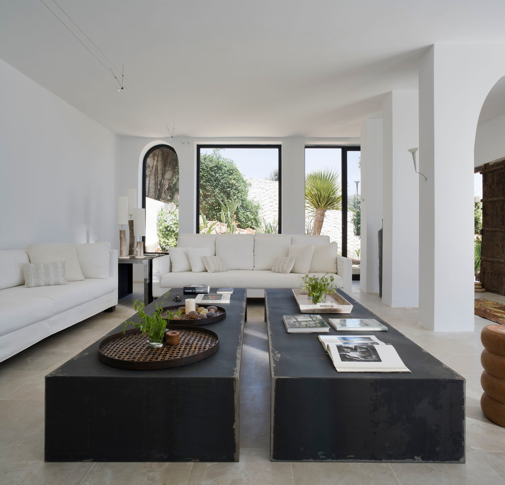 Стильный дизайн: парадная, открытая гостиная комната среднего размера в средиземноморском стиле с белыми стенами без камина, телевизора - последний тренд