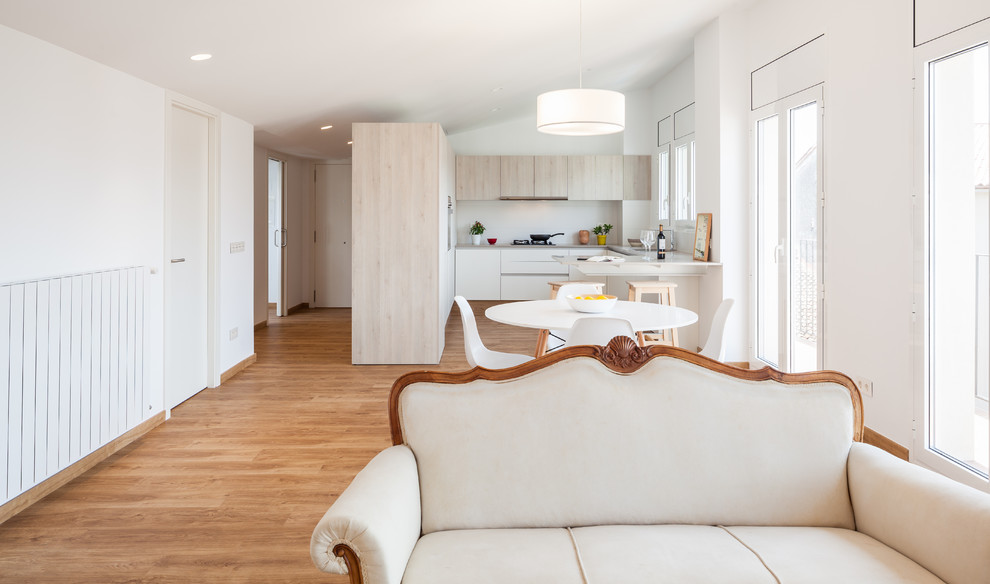 Идея дизайна: открытая гостиная комната среднего размера в скандинавском стиле с коричневыми стенами, темным паркетным полом и коричневым полом без камина, телевизора