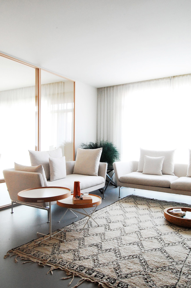 Imagen de salón abierto contemporáneo de tamaño medio sin chimenea con paredes blancas, suelo de linóleo, pared multimedia y suelo gris