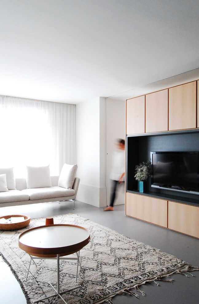Источник вдохновения для домашнего уюта: открытая гостиная комната среднего размера в современном стиле с серыми стенами, полом из линолеума, мультимедийным центром и серым полом без камина