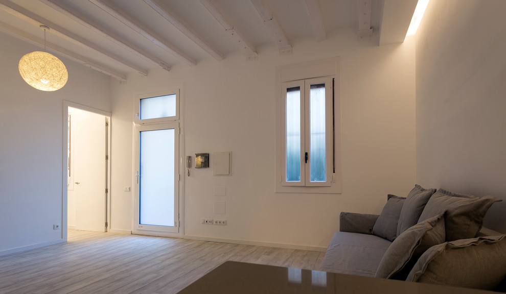 Exemple d'un salon méditerranéen de taille moyenne et fermé avec une salle de réception, un mur blanc, parquet clair, aucune cheminée et aucun téléviseur.