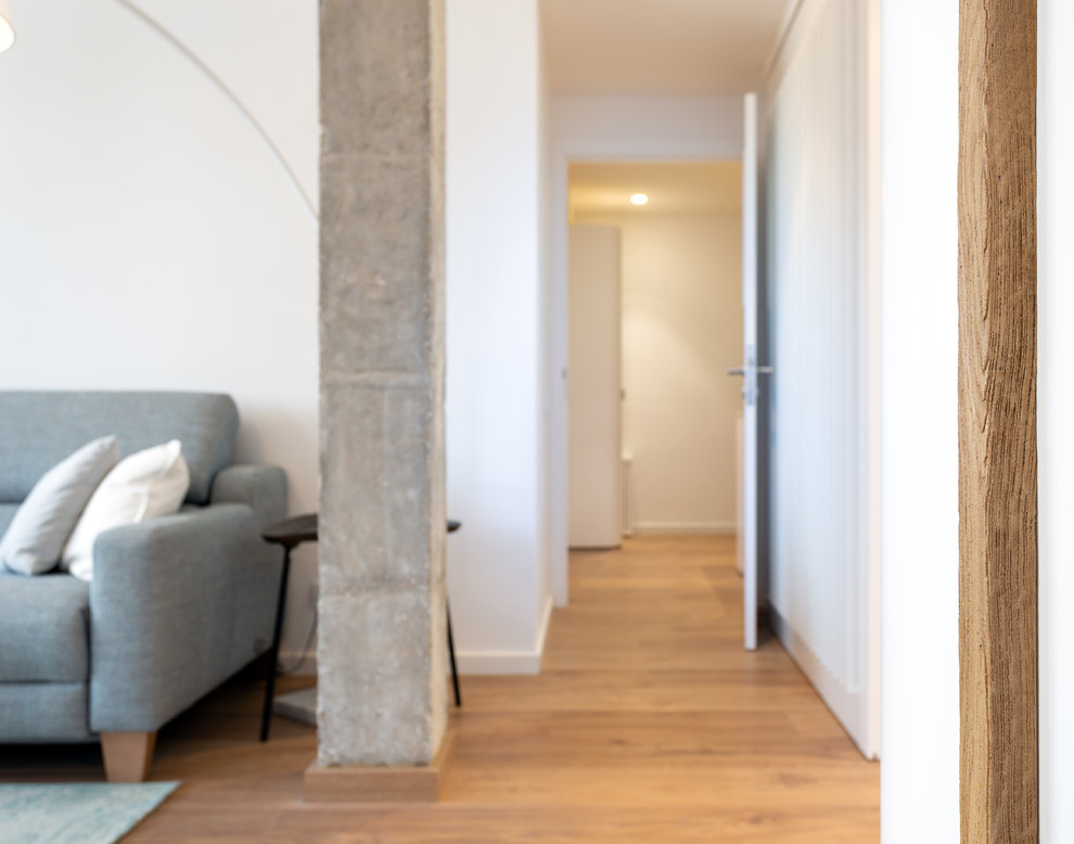 На фото: гостиная комната среднего размера в скандинавском стиле с белыми стенами и паркетным полом среднего тона без камина, телевизора