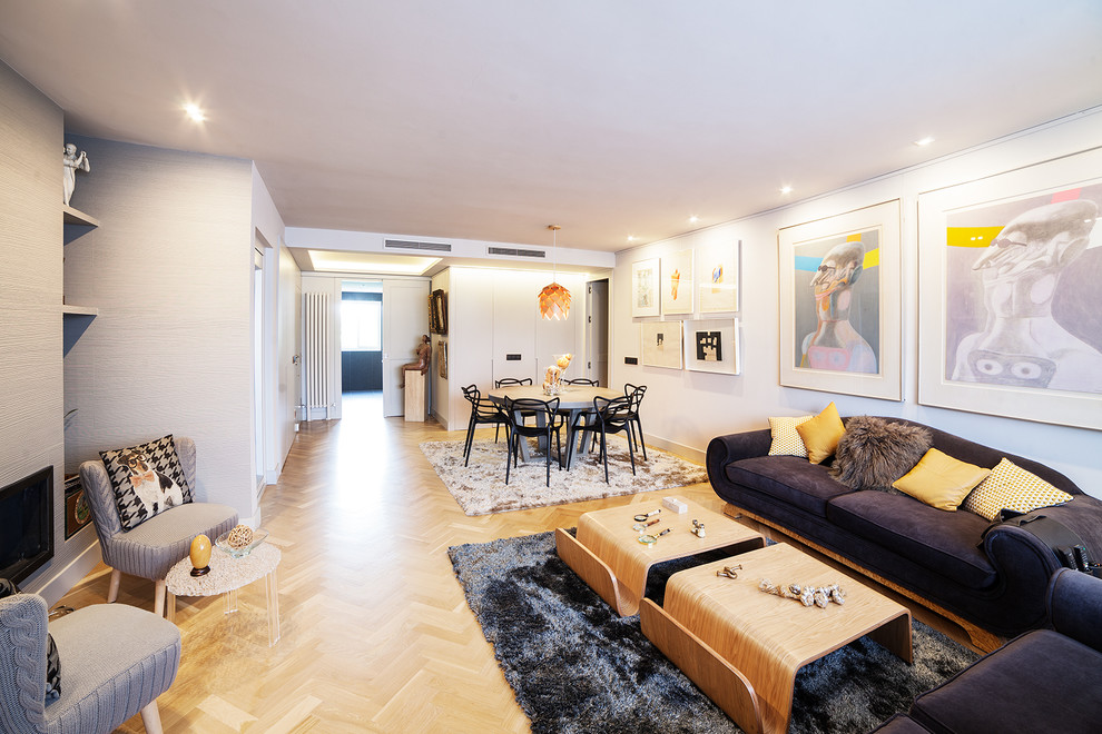 Großes, Repräsentatives, Fernseherloses, Offenes Modernes Wohnzimmer ohne Kamin mit weißer Wandfarbe und braunem Holzboden in Madrid