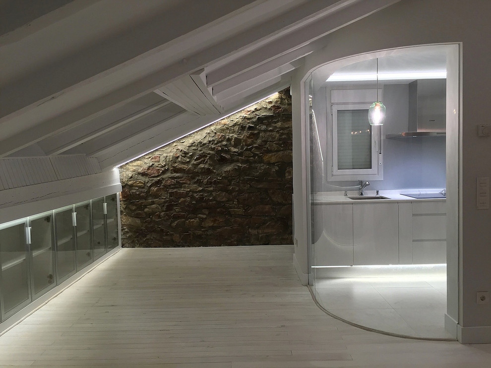 Пример оригинального дизайна: парадная, открытая гостиная комната среднего размера в современном стиле с белыми стенами и деревянным полом без камина, телевизора