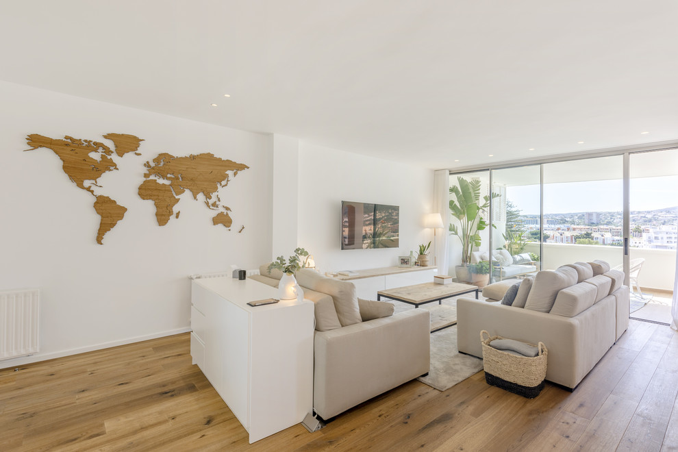Offenes Modernes Wohnzimmer mit weißer Wandfarbe, braunem Holzboden, TV-Wand und braunem Boden in Alicante-Costa Blanca