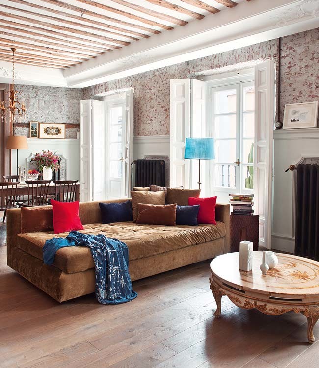 Immagine di un grande soggiorno moderno aperto con pareti bianche, parquet scuro e pavimento marrone
