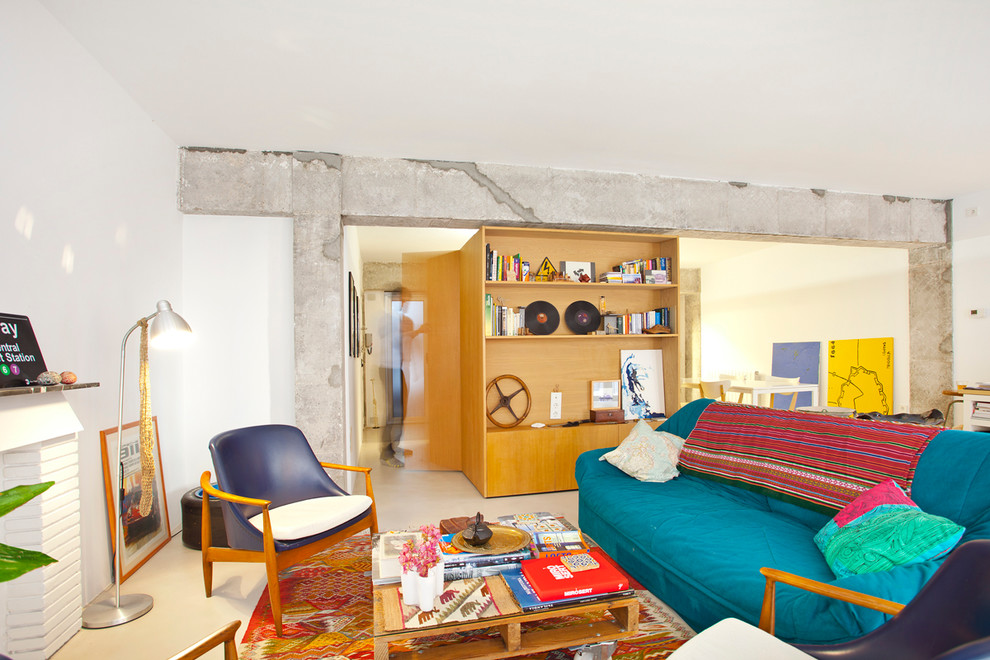 Стильный дизайн: парадная, открытая гостиная комната среднего размера в стиле фьюжн с белыми стенами без телевизора, камина - последний тренд