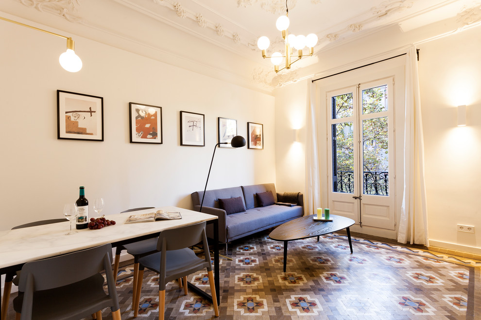 Mittelgroßes, Offenes Klassisches Wohnzimmer mit weißer Wandfarbe, Keramikboden und buntem Boden in Barcelona