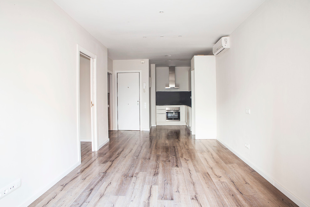 Foto de salón abierto contemporáneo de tamaño medio sin chimenea con paredes beige y suelo de madera en tonos medios