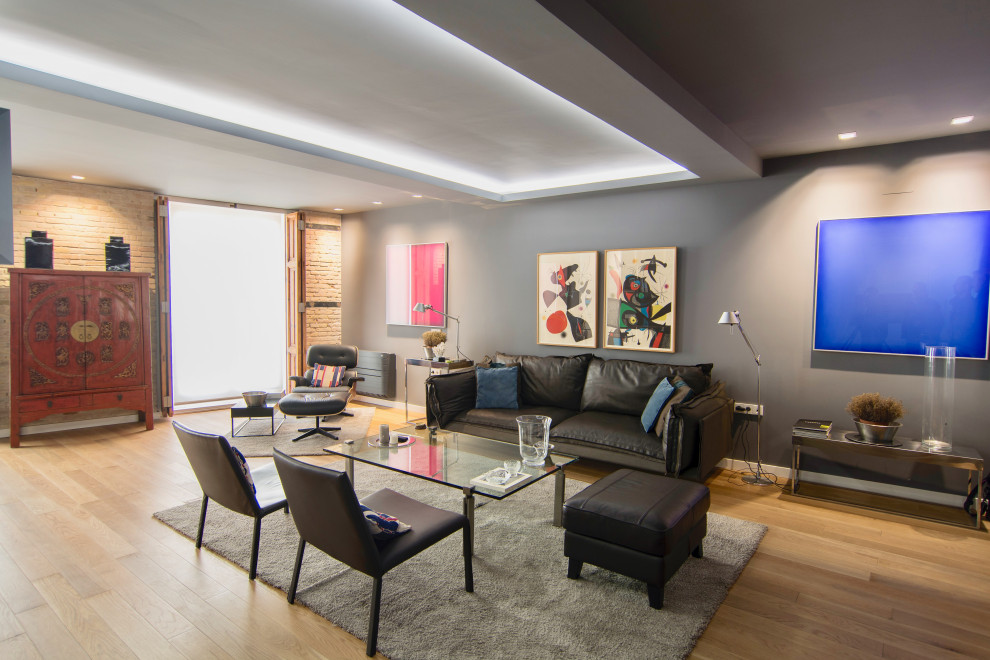 Foto di un soggiorno minimal con pareti grigie, parquet chiaro, pavimento beige e soffitto ribassato
