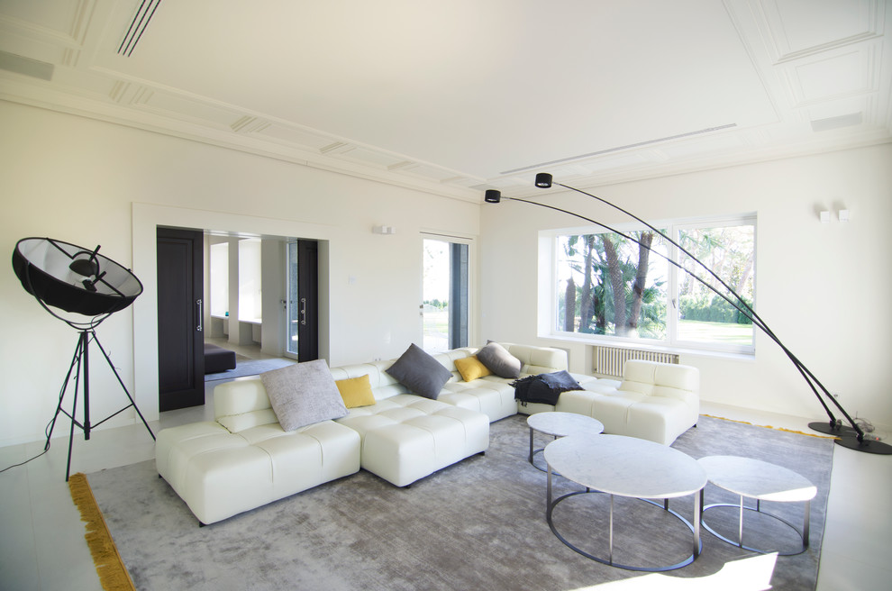 Large contemporary formal enclosed living room in Barcelona with white walls, no fireplace and no tv.
