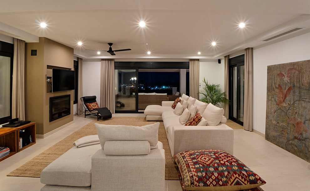 Свежая идея для дизайна: гостиная комната в современном стиле с белыми стенами и телевизором на стене - отличное фото интерьера
