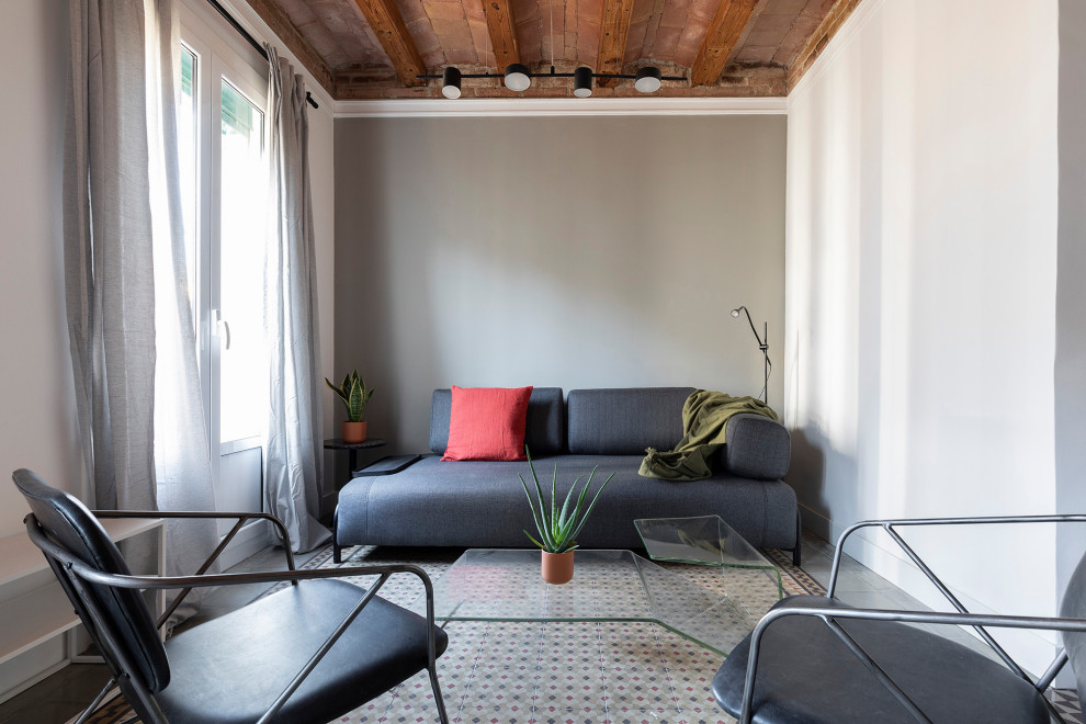 Esempio di un soggiorno mediterraneo con pareti grigie, pavimento grigio e travi a vista