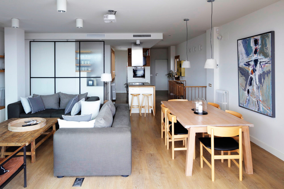 Esempio di un soggiorno eclettico aperto con pareti bianche e pavimento in legno massello medio