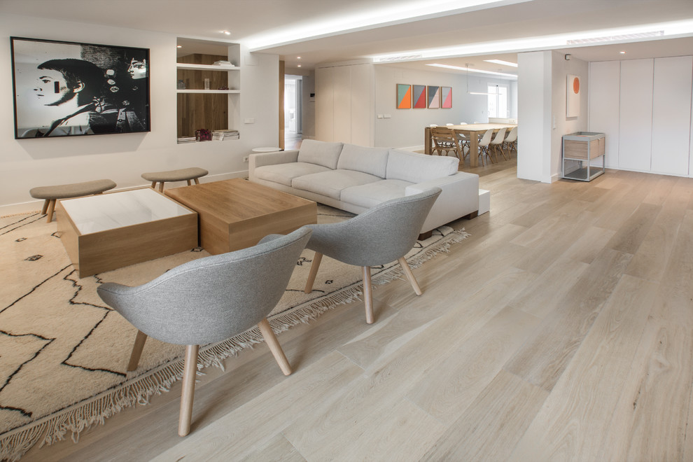 Geräumiges, Repräsentatives, Fernseherloses, Offenes Nordisches Wohnzimmer ohne Kamin mit weißer Wandfarbe und hellem Holzboden in Madrid
