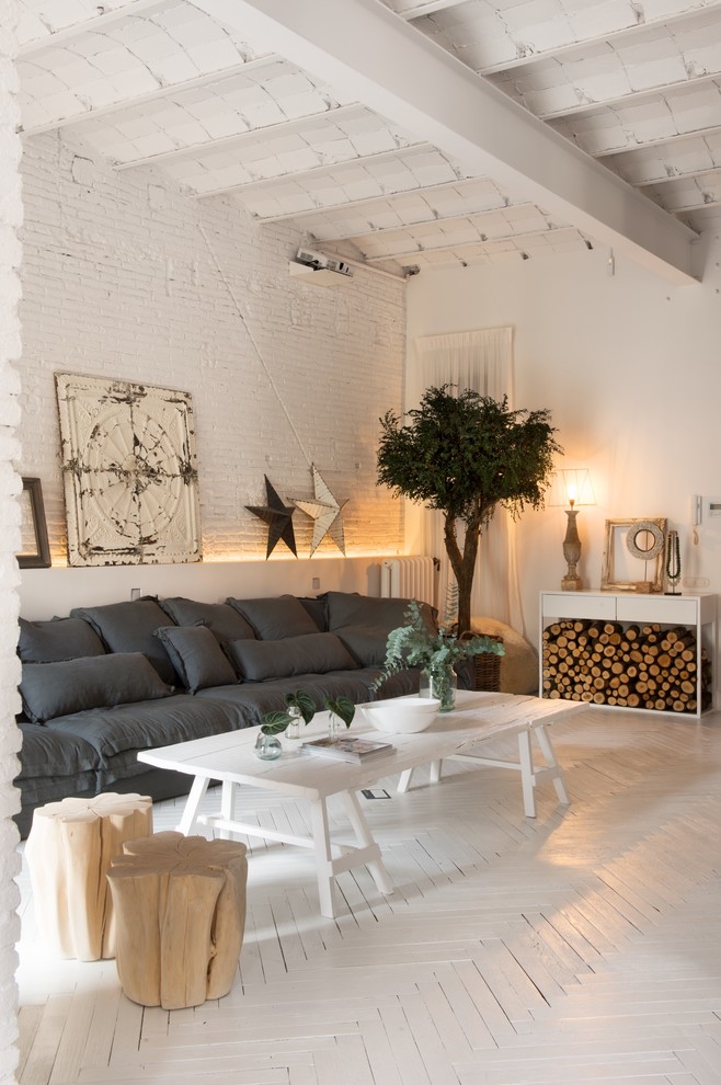 Стильный дизайн: открытая, парадная гостиная комната среднего размера в скандинавском стиле с белыми стенами и деревянным полом без телевизора - последний тренд