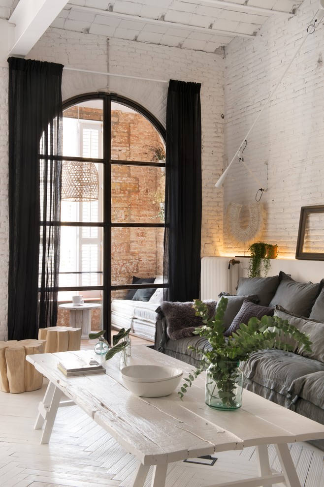 Идея дизайна: большая парадная, открытая гостиная комната в стиле шебби-шик с белыми стенами и деревянным полом без камина, телевизора