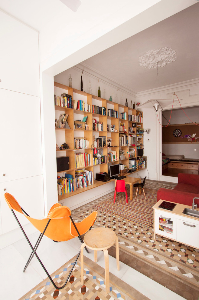 Ejemplo de salón tipo loft actual de tamaño medio sin televisor con paredes blancas y suelo de baldosas de cerámica