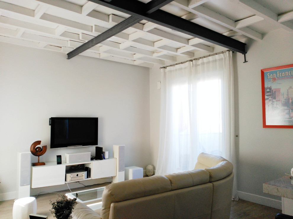 Foto de salón para visitas cerrado tradicional renovado pequeño sin chimenea con paredes blancas, suelo de madera en tonos medios y televisor colgado en la pared