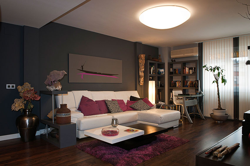 Diseño de salón para visitas abierto ecléctico de tamaño medio sin chimenea con paredes grises y suelo de madera oscura
