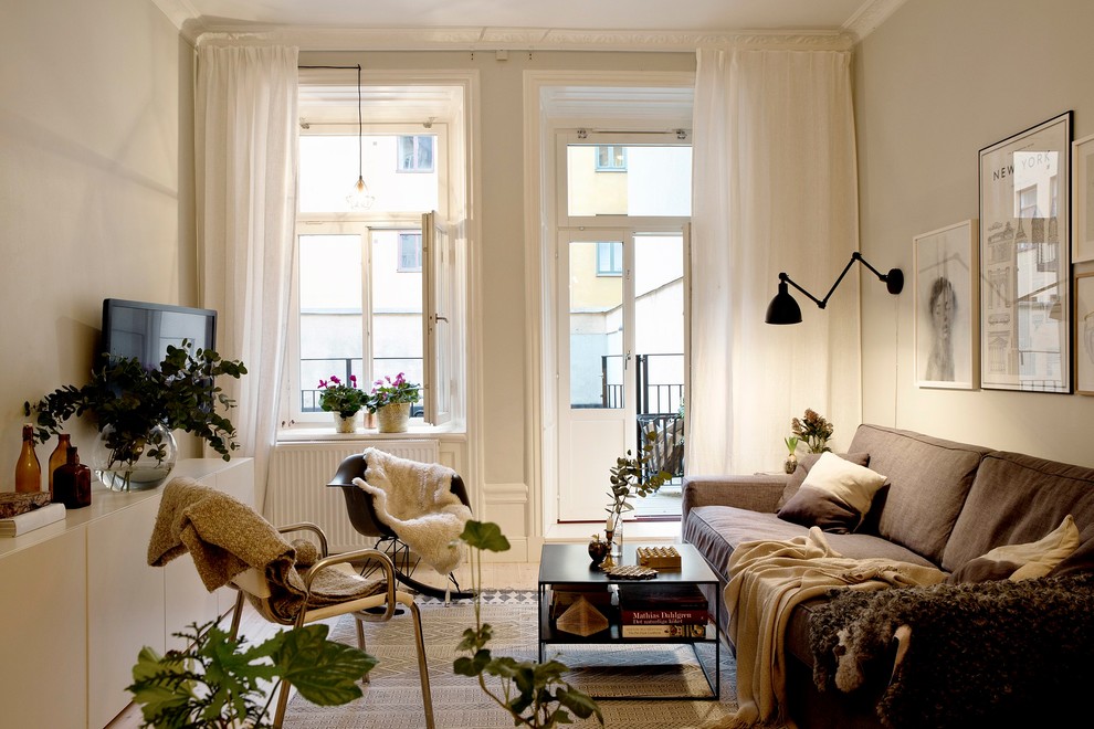 Идея дизайна: парадная, изолированная гостиная комната среднего размера в стиле неоклассика (современная классика) с телевизором на стене, белыми стенами и коричневым диваном без камина