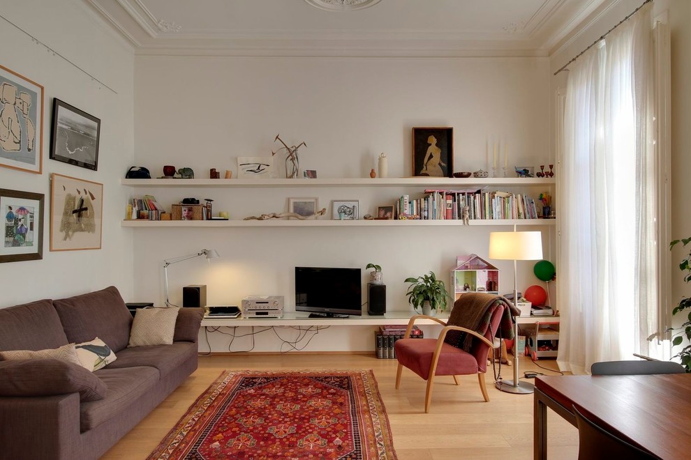 На фото: парадная, изолированная гостиная комната среднего размера в стиле неоклассика (современная классика) с белыми стенами, паркетным полом среднего тона и мультимедийным центром без камина с