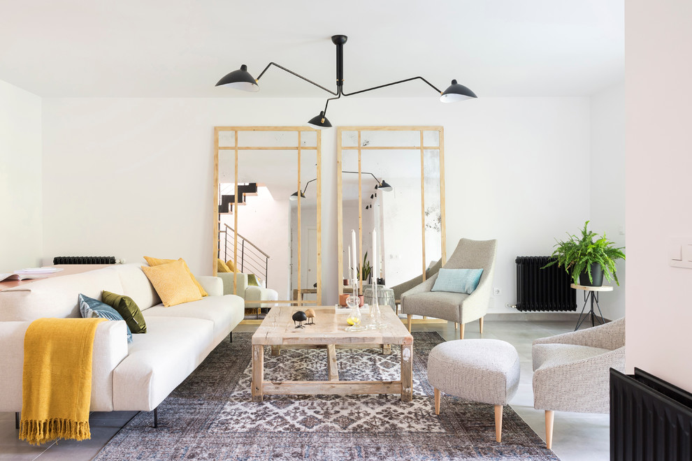 Immagine di un soggiorno design con pareti bianche e pavimento grigio