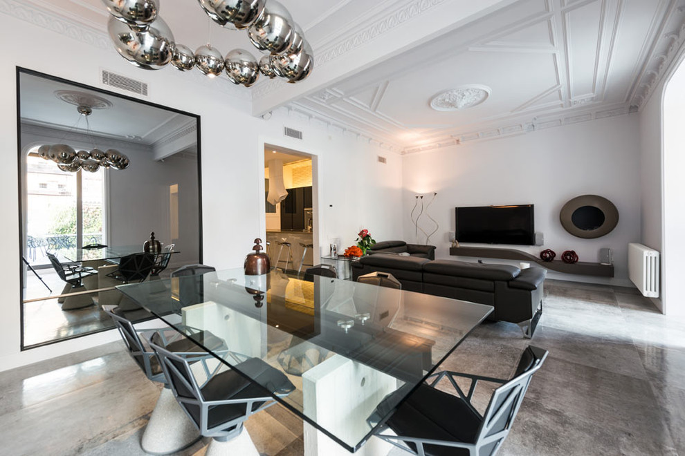 Стильный дизайн: большая изолированная гостиная комната в современном стиле с белыми стенами, полом из керамогранита, телевизором на стене и серым полом без камина - последний тренд