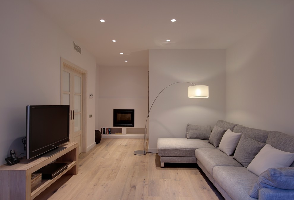 Aménagement d'un salon scandinave de taille moyenne et ouvert avec une salle de réception, un mur blanc, parquet clair, une cheminée standard et un téléviseur encastré.