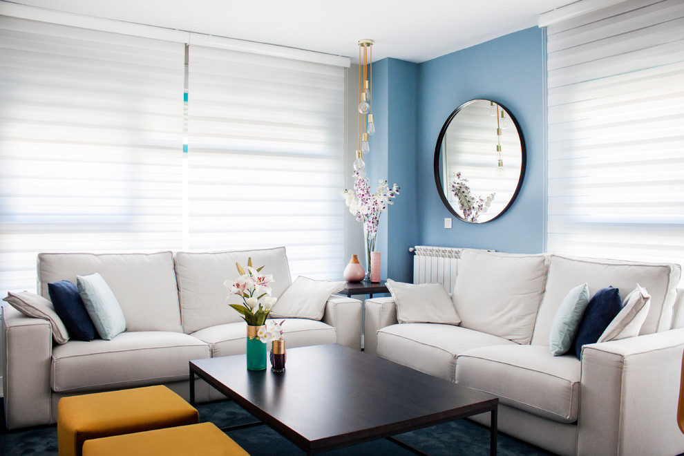 Repräsentatives, Abgetrenntes Klassisches Wohnzimmer mit blauer Wandfarbe, Teppichboden und blauem Boden in Madrid