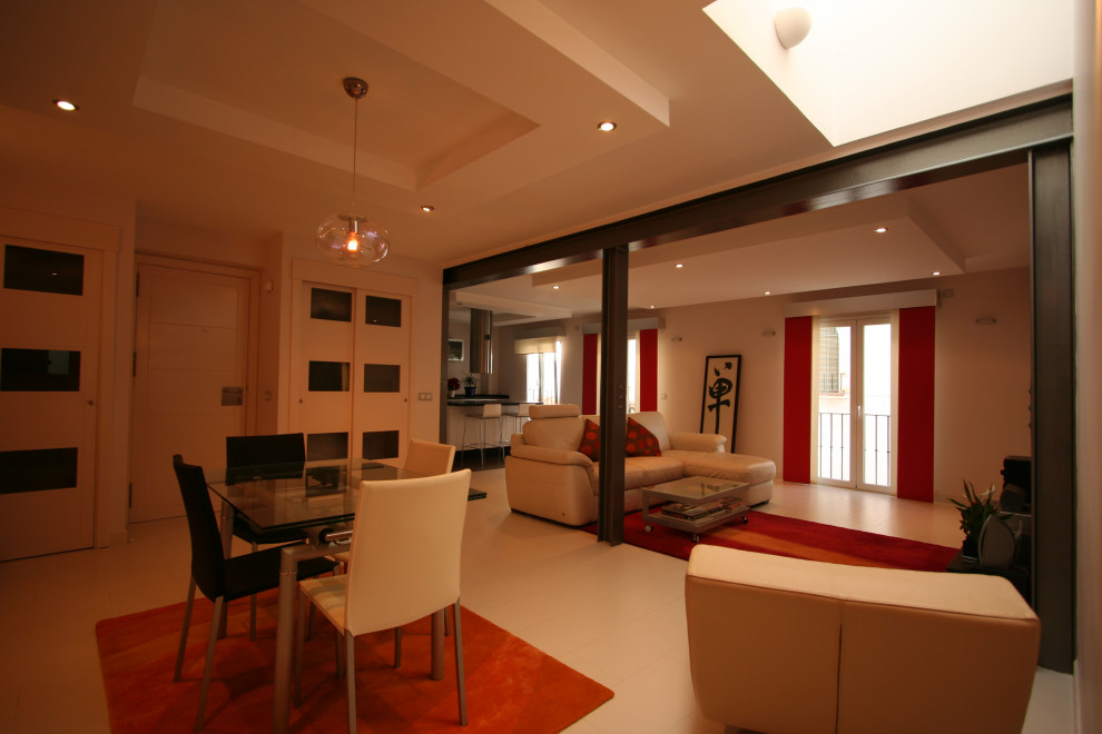 Esempio di un soggiorno minimalista di medie dimensioni e aperto con pavimento bianco
