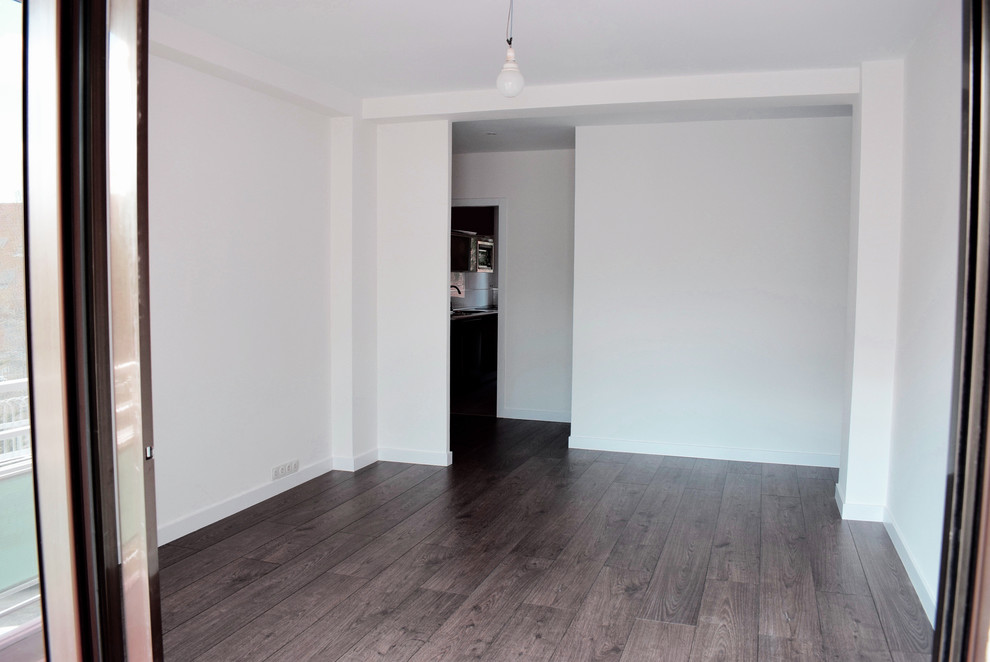 Foto de salón abierto actual de tamaño medio con paredes blancas, suelo marrón y suelo de madera oscura