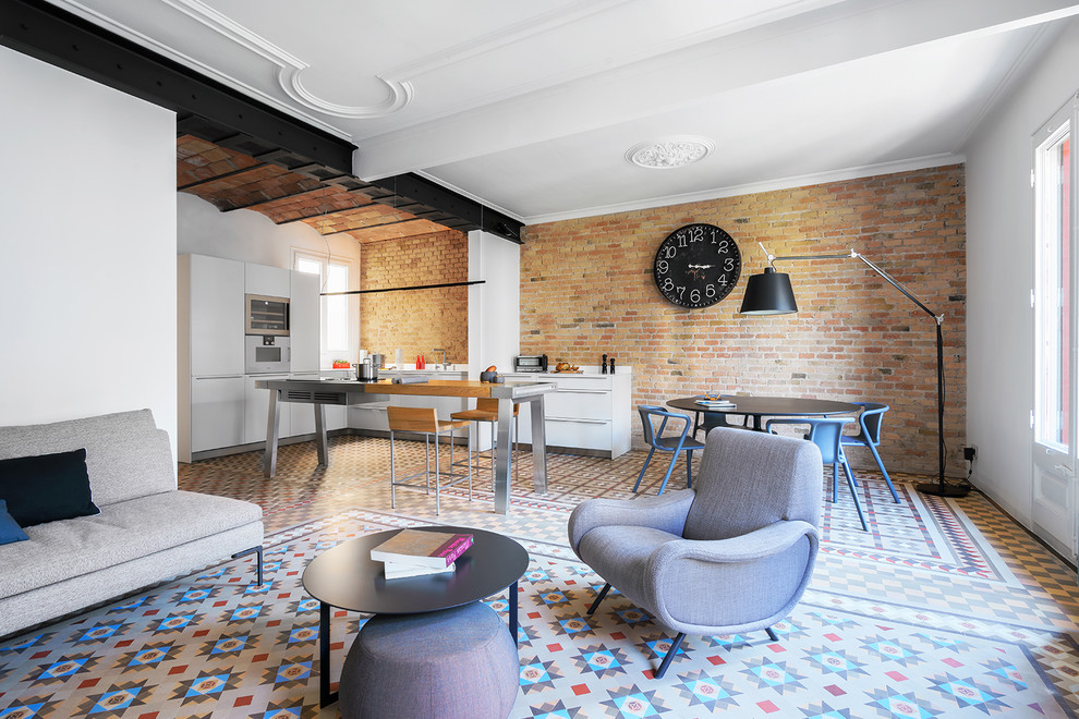 Идея дизайна: парадная, открытая гостиная комната среднего размера в стиле лофт с белыми стенами, полом из керамической плитки и разноцветным полом без камина