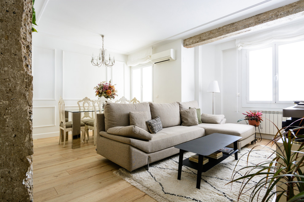 Foto de salón abierto clásico renovado de tamaño medio con paredes blancas, suelo laminado y vigas vistas
